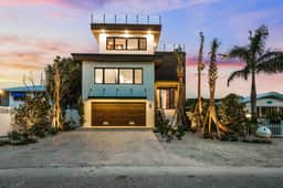 Knot A Basic Beach House